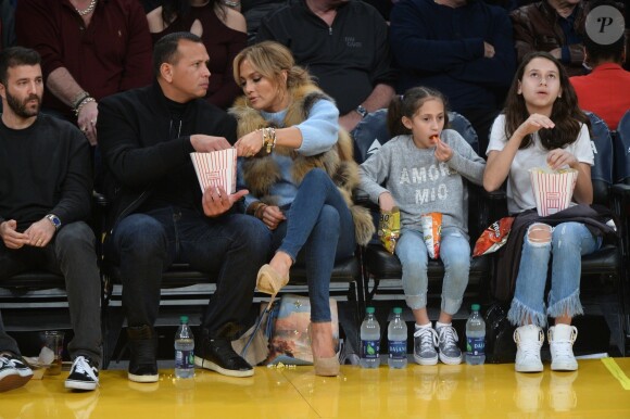 Jennifer Lopez assiste au match des Lakers avec ses enfants Maximilian et Emme et son compagnon Alex Rodriguez, également accompagné de ses enfants Natasha et Ella, à Los Angeles le 5 janvier 2018.