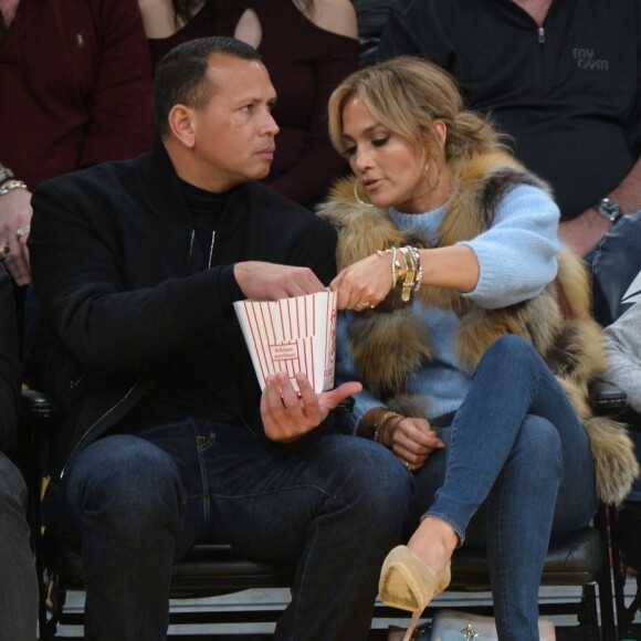 Jennifer Lopez assiste au match des Lakers avec ses enfants Maximilian et Emme et son compagnon Alex Rodriguez, également accompagné de ses enfants Natasha et Ella, à Los Angeles le 5 janvier 2018.
