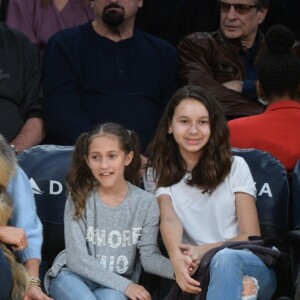 Jennifer Lopez assiste au match des Lakers avec ses enfants Maximilian et Emme et son compagnon Alex Rodriguez, également accompagné de ses enfants Natasha et Ella, à Los Angeles le 5 janvier 2018.