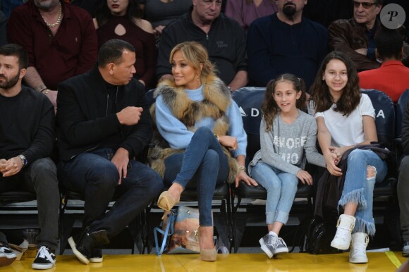 Jennifer Lopez assiste au match des Lakers avec ses enfants Maximilian et Emme et son compagnon Alex Rodriguez, également accompagné de ses enfants Natasha et Ella, à Los Angeles le 5 janvier 2018.