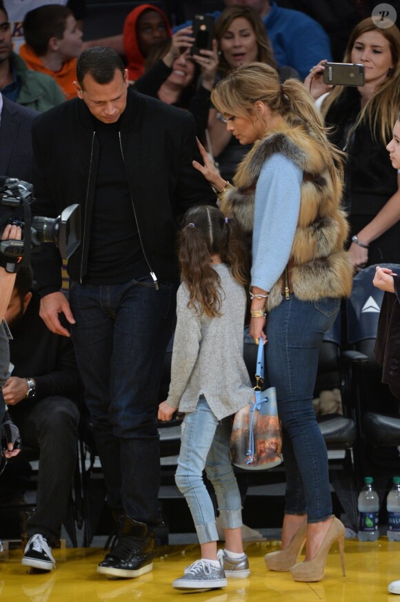 Jennifer Lopez assiste au match des Lakers avec ses enfants Maximilian et Emme et son compagnon Alex Rodriguez, également accompagné de ses enfants Natasha et Ella, à Los Angeles le 5 janvier 2018.