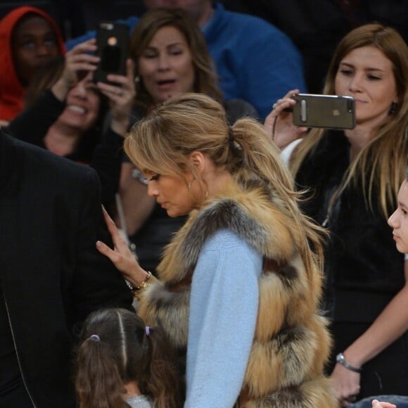 Jennifer Lopez assiste au match des Lakers avec ses enfants Maximilian et Emme et son compagnon Alex Rodriguez, également accompagné de ses enfants Natasha et Ella, à Los Angeles le 5 janvier 2018.