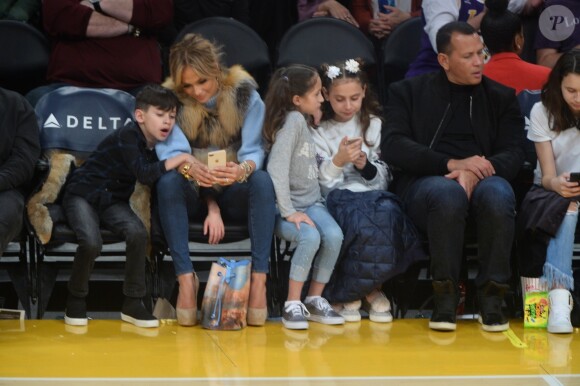 Jennifer Lopez assiste au match des Lakers avec ses enfants Maximilian et Emme et son compagnon Alex Rodriguez, également accompagné de ses enfants Natasha et Ella, à Los Angeles le 5 janvier 2018.