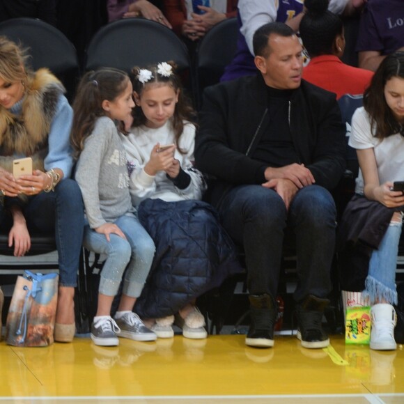 Jennifer Lopez assiste au match des Lakers avec ses enfants Maximilian et Emme et son compagnon Alex Rodriguez, également accompagné de ses enfants Natasha et Ella, à Los Angeles le 5 janvier 2018.