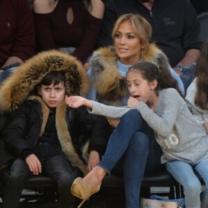 Jennifer Lopez assiste au match des Lakers avec ses enfants Maximilian et Emme et son compagnon Alex Rodriguez, également accompagné de ses enfants Natasha et Ella, à Los Angeles le 5 janvier 2018.