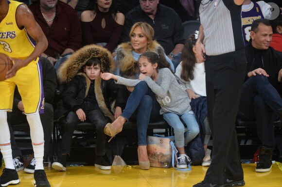 Jennifer Lopez assiste au match des Lakers avec ses enfants Maximilian et Emme et son compagnon Alex Rodriguez, également accompagné de ses enfants Natasha et Ella, à Los Angeles le 5 janvier 2018.