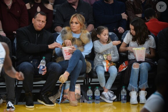 Jennifer Lopez assiste au match des Lakers avec ses enfants Maximilian et Emme et son compagnon Alex Rodriguez, également accompagné de ses enfants Natasha et Ella, à Los Angeles le 5 janvier 2018.