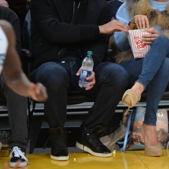 Jennifer Lopez assiste au match des Lakers avec ses enfants Maximilian et Emme et son compagnon Alex Rodriguez, également accompagné de ses enfants Natasha et Ella, à Los Angeles le 5 janvier 2018.