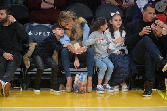 Jennifer Lopez assiste au match des Lakers avec ses enfants Maximilian et Emme et son compagnon Alex Rodriguez, également accompagné de ses enfants Natasha et Ella, à Los Angeles le 5 janvier 2018.