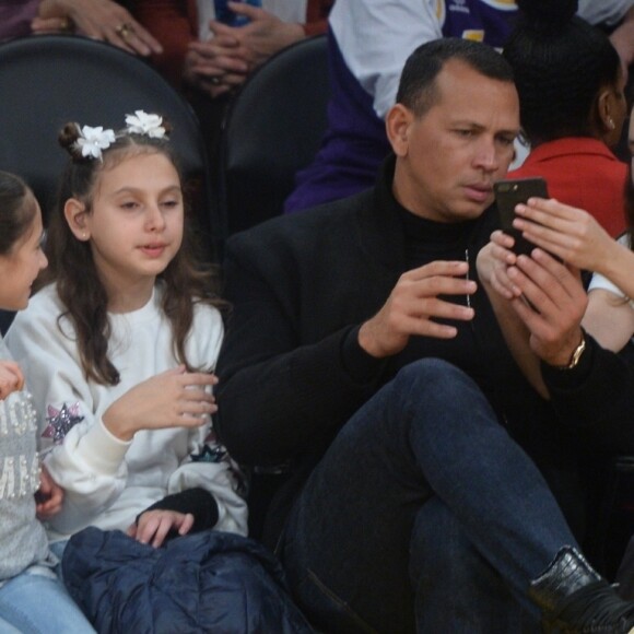 Jennifer Lopez assiste au match des Lakers avec ses enfants Maximilian et Emme et son compagnon Alex Rodriguez, également accompagné de ses enfants Natasha et Ella, à Los Angeles le 5 janvier 2018.