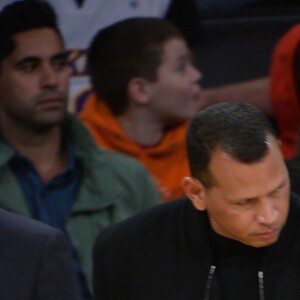 Jennifer Lopez assiste au match des Lakers avec ses enfants Maximilian et Emme et son compagnon Alex Rodriguez, également accompagné de ses enfants Natasha et Ella, à Los Angeles le 5 janvier 2018.