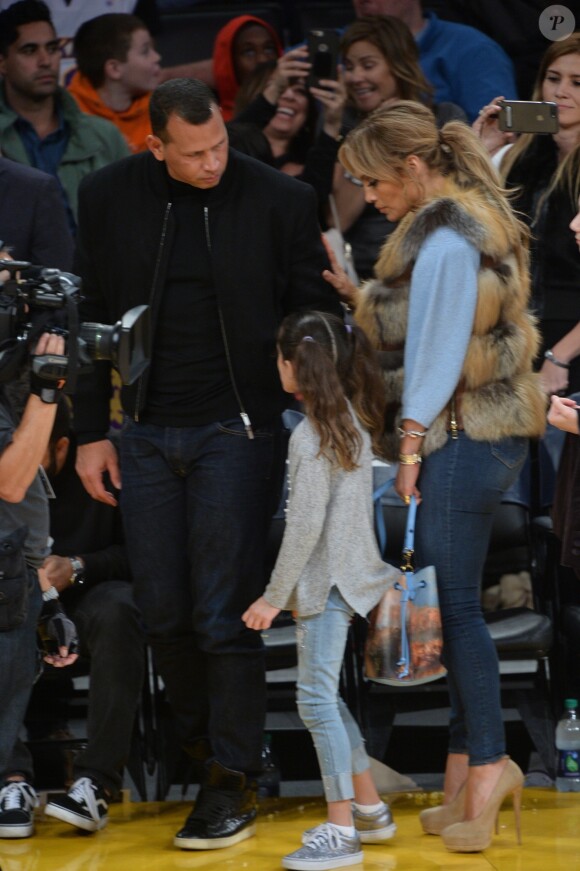 Jennifer Lopez assiste au match des Lakers avec ses enfants Maximilian et Emme et son compagnon Alex Rodriguez, également accompagné de ses enfants Natasha et Ella, à Los Angeles le 5 janvier 2018.