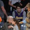 Jennifer Lopez assiste au match des Lakers avec ses enfants Maximilian et Emme et son compagnon Alex Rodriguez, également accompagné de ses enfants Natasha et Ella, à Los Angeles le 5 janvier 2018.