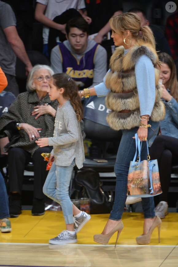 Jennifer Lopez assiste au match des Lakers avec ses enfants Maximilian et Emme et son compagnon Alex Rodriguez, également accompagné de ses enfants Natasha et Ella, à Los Angeles le 5 janvier 2018.