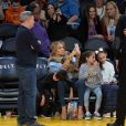 Jennifer Lopez assiste au match des Lakers avec ses enfants Maximilian et Emme et son compagnon Alex Rodriguez, également accompagné de ses enfants Natasha et Ella, à Los Angeles le 5 janvier 2018.