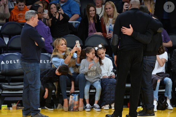 Jennifer Lopez assiste au match des Lakers avec ses enfants Maximilian et Emme et son compagnon Alex Rodriguez, également accompagné de ses enfants Natasha et Ella, à Los Angeles le 5 janvier 2018.