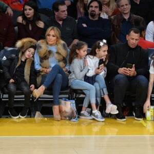 Jennifer Lopez assiste au match des Lakers avec ses enfants Maximilian et Emme et son compagnon Alex Rodriguez, également accompagné de ses enfants Natasha et Ella, à Los Angeles le 5 janvier 2018.