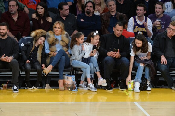 Jennifer Lopez assiste au match des Lakers avec ses enfants Maximilian et Emme et son compagnon Alex Rodriguez, également accompagné de ses enfants Natasha et Ella, à Los Angeles le 5 janvier 2018.