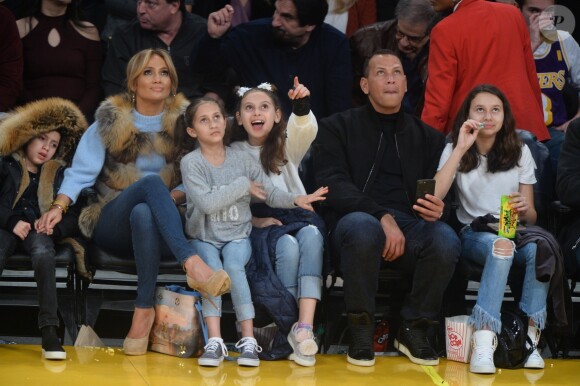 Jennifer Lopez assiste au match des Lakers avec ses enfants Maximilian et Emme et son compagnon Alex Rodriguez, également accompagné de ses enfants Natasha et Ella, à Los Angeles le 5 janvier 2018.