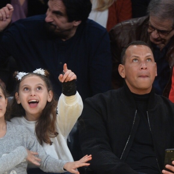 Jennifer Lopez assiste au match des Lakers avec ses enfants Maximilian et Emme et son compagnon Alex Rodriguez, également accompagné de ses enfants Natasha et Ella, à Los Angeles le 5 janvier 2018.
