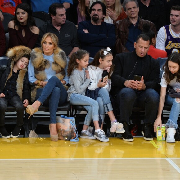 Jennifer Lopez assiste au match des Lakers avec ses enfants Maximilian et Emme et son compagnon Alex Rodriguez, également accompagné de ses enfants Natasha et Ella, à Los Angeles le 5 janvier 2018.