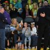 Jennifer Lopez assiste au match des Lakers avec ses enfants Maximilian et Emme et son compagnon Alex Rodriguez, également accompagné de ses enfants Natasha et Ella, à Los Angeles le 5 janvier 2018.