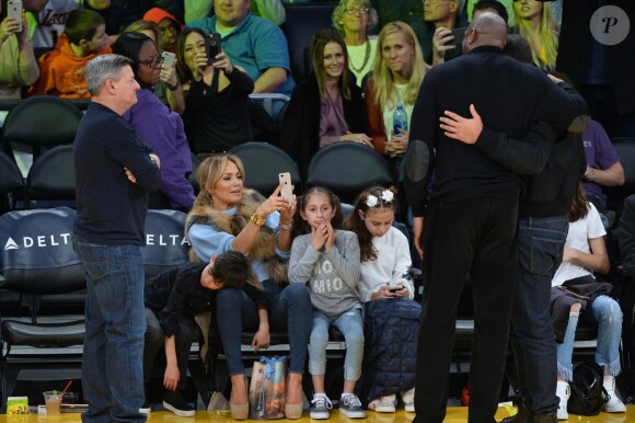 Jennifer Lopez assiste au match des Lakers avec ses enfants Maximilian et Emme et son compagnon Alex Rodriguez, également accompagné de ses enfants Natasha et Ella, à Los Angeles le 5 janvier 2018.