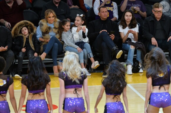 Jennifer Lopez assiste au match des Lakers avec ses enfants Maximilian et Emme et son compagnon Alex Rodriguez, également accompagné de ses enfants Natasha et Ella, à Los Angeles le 5 janvier 2018.