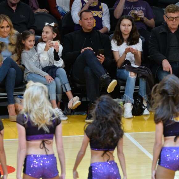 Jennifer Lopez assiste au match des Lakers avec ses enfants Maximilian et Emme et son compagnon Alex Rodriguez, également accompagné de ses enfants Natasha et Ella, à Los Angeles le 5 janvier 2018.