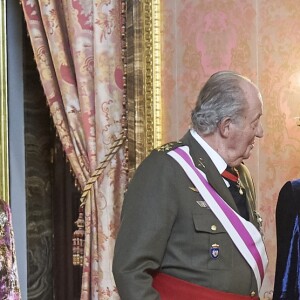 Le roi Felipe VI et la reine Letizia d'Espagne ainsi que Juan Carlos Ier et l'ex-reine Sofia ont assisté à la traditionnelle parade militaire au palais royal, lors de l'Epiphanie, à Madrid le 6 janvier 2018 © Jack Abuin via ZUMA Wire / Bestimage