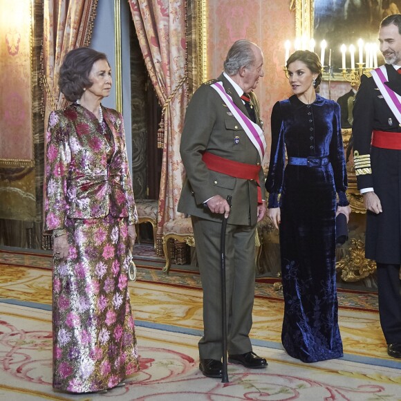 Le roi Felipe VI et la reine Letizia d'Espagne ainsi que Juan Carlos Ier et l'ex-reine Sofia ont assisté à la traditionnelle parade militaire au palais royal, lors de l'Epiphanie, à Madrid le 6 janvier 2018 © Jack Abuin via ZUMA Wire / Bestimage