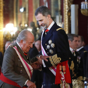 Le roi Felipe VI et la reine Letizia d'Espagne ainsi que Juan Carlos Ier et l'ex-reine Sofia ont assisté à la traditionnelle parade militaire au palais royal, lors de l'Epiphanie, à Madrid le 6 janvier 2018