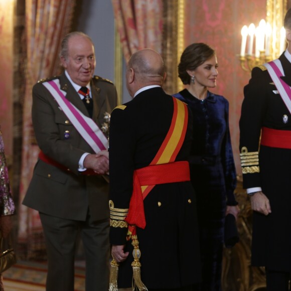 Le roi Felipe VI et la reine Letizia d'Espagne ainsi que Juan Carlos Ier et l'ex-reine Sofia ont assisté à la traditionnelle parade militaire au palais royal, lors de l'Epiphanie, à Madrid le 6 janvier 2018