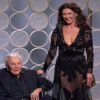 Kirk Douglas (101 ans) sur scène avec sa belle-fille Catherine Zeta-Jones pour présenter le Golden Globe du meilleur scénario lors de la 75ème cérémonie annuelle des Golden Globe Awards au Beverly Hilton Hotel à Los Angeles, le 7 janvier 2018. Kirk et Catherine étaient devant un parterre de stars, toutes levées pour accueillir et acclamer la légende du cinéma. Catherine a rendu hommage à son beau-père lors d'un discours.  Los Angeles, CA - Hollywood legend Kirk Douglas, 101, gets a standing ovation as he steals the show with daughter-in-law Catherine Zeta Jones at Golden Globes. Douglas took to the stage in a wheelchair with Zeta Jones, to present the award for Best Screenplay for a Motion Picture. Zeta Jones, the wife of Kirk's actor son, paid tribute to her father-in-law's career. "In 1991 my father in law, this living Hollywood legend Kirk, was recognised by the Writer's Guild Of America for his role in ending the Hollywood Blacklist," she said. The blacklist saw entertainment professionals denied work because they were accused of having Communist ties. She reminded the audience how Kirk hired the screenwriter D. Trumbo to write the Hollywood epic Spartacus and insisted his name appear as writer. Kirk responded to Zeta Jones' words, although most of his speech was inaudible. "Catherine," he said. "You said it all. I would have made a speech. I wanna say that...." He paused, and added with a smile: "I can never follow you." Replied the actress, holding his hand: "Why don't we say that here are the nominations?" Zeta Jones then read out of the nominations before announcing the winner.07/01/2018 - Los Angeles