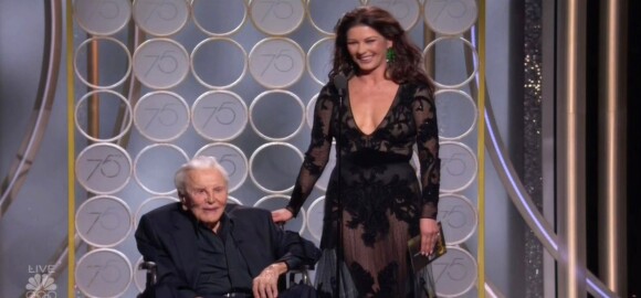Kirk Douglas (101 ans) sur scène avec sa belle-fille Catherine Zeta-Jones pour présenter le Golden Globe du meilleur scénario lors de la 75ème cérémonie annuelle des Golden Globe Awards au Beverly Hilton Hotel à Los Angeles, le 7 janvier 2018. Kirk et Catherine étaient devant un parterre de stars, toutes levées pour accueillir et acclamer la légende du cinéma. Catherine a rendu hommage à son beau-père lors d'un discours.  Los Angeles, CA - Hollywood legend Kirk Douglas, 101, gets a standing ovation as he steals the show with daughter-in-law Catherine Zeta Jones at Golden Globes. Douglas took to the stage in a wheelchair with Zeta Jones, to present the award for Best Screenplay for a Motion Picture. Zeta Jones, the wife of Kirk's actor son, paid tribute to her father-in-law's career. "In 1991 my father in law, this living Hollywood legend Kirk, was recognised by the Writer's Guild Of America for his role in ending the Hollywood Blacklist," she said. The blacklist saw entertainment professionals denied work because they were accused of having Communist ties. She reminded the audience how Kirk hired the screenwriter D. Trumbo to write the Hollywood epic Spartacus and insisted his name appear as writer. Kirk responded to Zeta Jones' words, although most of his speech was inaudible. "Catherine," he said. "You said it all. I would have made a speech. I wanna say that...." He paused, and added with a smile: "I can never follow you." Replied the actress, holding his hand: "Why don't we say that here are the nominations?" Zeta Jones then read out of the nominations before announcing the winner.07/01/2018 - Los Angeles