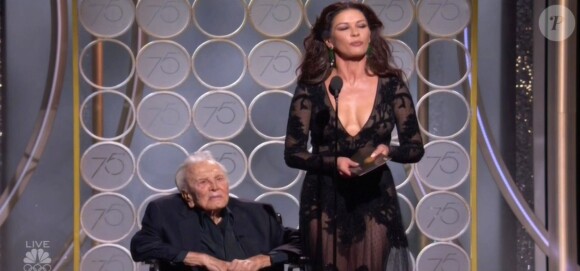 Kirk Douglas (101 ans) sur scène avec sa belle-fille Catherine Zeta-Jones pour présenter le Golden Globe du meilleur scénario lors de la 75ème cérémonie annuelle des Golden Globe Awards au Beverly Hilton Hotel à Los Angeles, le 7 janvier 2018.