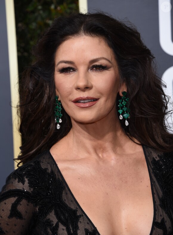 Catherine Zeta-Jones portant une robe Zuhair Murad sur le tapis rouge de la 75ème cérémonie des Golden Globe Awards au Beverly Hilton à Los Angeles, le 7 janvier 2018.
