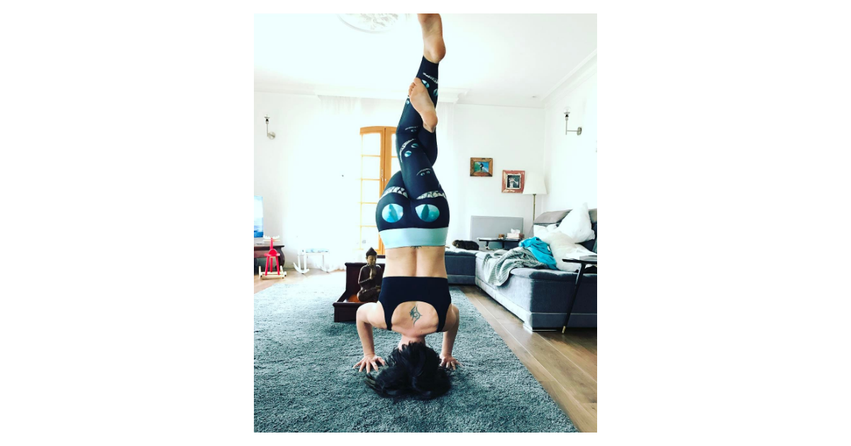 Natasha StPier fait du yoga avec son fils Bixente. Purepeople