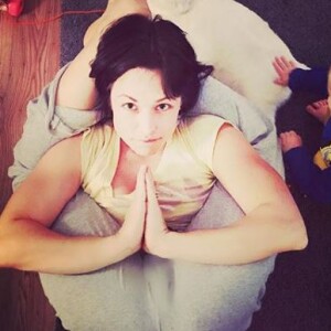 Nastasha St-Pier en séance de yoga, son fils Bixente à ses côtés. Instagram, le 5 janvier 2018.
