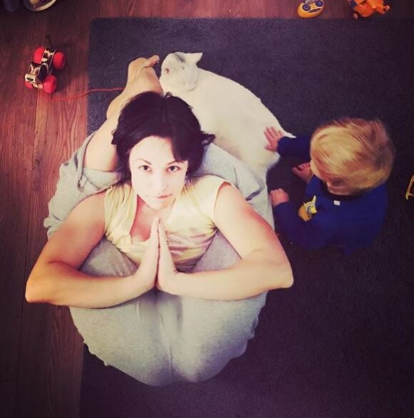 Nastasha St-Pier en séance de yoga, son fils Bixente à ses côtés. Instagram, le 5 janvier 2018.