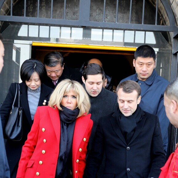 Le président de la République française Emmanuel Macron et sa femme la Première dame Brigitte Macron (Trogneux) visitent la Grande pagode de l'oie sauvage de Xi'an lors lors de la visite d'Etat de trois jours en Chine, à Xi'an, province de Shaanxi, le 8 janvier 2018. © Dominique Jacovides/Bestimage