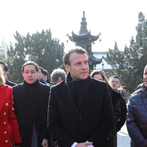 Le président de la République française Emmanuel Macron et sa femme la Première dame Brigitte Macron (Trogneux) visitent la Grande pagode de l'oie sauvage de Xi'an lors lors de la visite d'Etat de trois jours en Chine, à Xi'an, province de Shaanxi, le 8 janvier 2018. © Dominique Jacovides/Bestimage