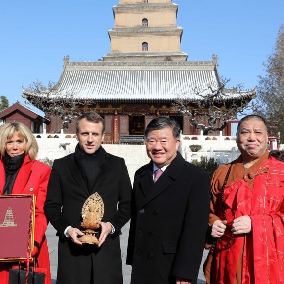 Le président de la République française Emmanuel Macron et sa femme la Première dame Brigitte Macron (Trogneux) visitent la Grande pagode de l'oie sauvage de Xi'an lors lors de la visite d'Etat de trois jours en Chine, à Xi'an, province de Shaanxi, le 8 janvier 2018. © Dominique Jacovides/Bestimage