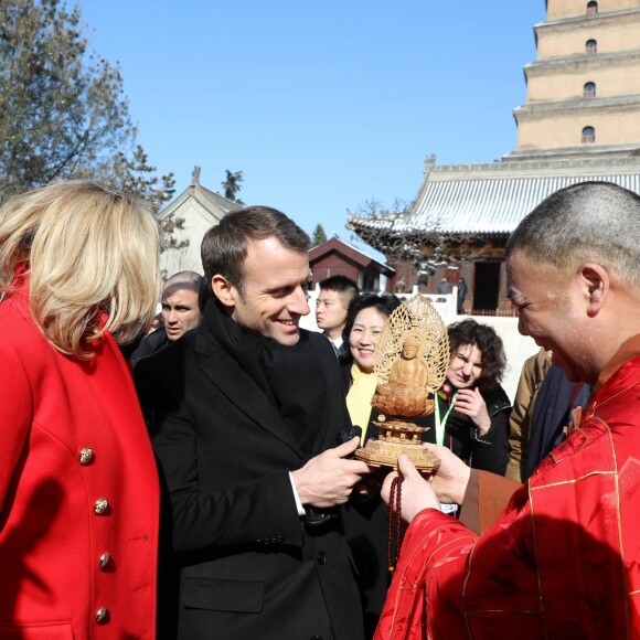 Le président de la République française Emmanuel Macron et sa femme la Première dame Brigitte Macron (Trogneux) visitent la Grande pagode de l'oie sauvage de Xi'an lors lors de la visite d'Etat de trois jours en Chine, à Xi'an, province de Shaanxi, le 8 janvier 2018. © Dominique Jacovides/Bestimage