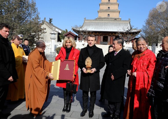 Le président de la République française Emmanuel Macron et sa femme la Première dame Brigitte Macron (Trogneux) visitent la Grande pagode de l'oie sauvage de Xi'an lors lors de la visite d'Etat de trois jours en Chine, à Xi'an, province de Shaanxi, le 8 janvier 2018. © Dominique Jacovides/Bestimage