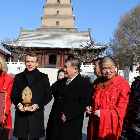 Le président de la République française Emmanuel Macron et sa femme la Première dame Brigitte Macron (Trogneux) visitent la Grande pagode de l'oie sauvage de Xi'an lors lors de la visite d'Etat de trois jours en Chine, à Xi'an, province de Shaanxi, le 8 janvier 2018. © Dominique Jacovides/Bestimage