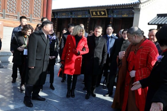 Le président de la République française Emmanuel Macron et sa femme la Première dame Brigitte Macron (Trogneux) visitent la Grande pagode de l'oie sauvage de Xi'an lors lors de la visite d'Etat de trois jours en Chine, à Xi'an, province de Shaanxi, le 8 janvier 2018. © Dominique Jacovides/Bestimage
