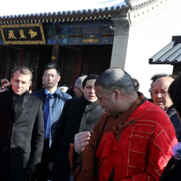 Le président de la République française Emmanuel Macron et sa femme la Première dame Brigitte Macron (Trogneux) visitent la Grande pagode de l'oie sauvage de Xi'an lors lors de la visite d'Etat de trois jours en Chine, à Xi'an, province de Shaanxi, le 8 janvier 2018. © Dominique Jacovides/Bestimage