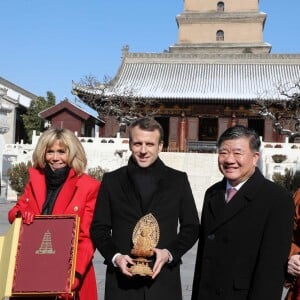 Le président de la République française Emmanuel Macron et sa femme la Première dame Brigitte Macron (Trogneux) visitent la Grande pagode de l'oie sauvage de Xi'an lors lors de la visite d'Etat de trois jours en Chine, à Xi'an, province de Shaanxi, le 8 janvier 2018. © Dominique Jacovides/Bestimage