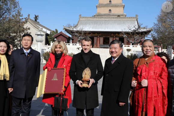 Le président de la République française Emmanuel Macron et sa femme la Première dame Brigitte Macron (Trogneux) visitent la Grande pagode de l'oie sauvage de Xi'an lors lors de la visite d'Etat de trois jours en Chine, à Xi'an, province de Shaanxi, le 8 janvier 2018. © Dominique Jacovides/Bestimage